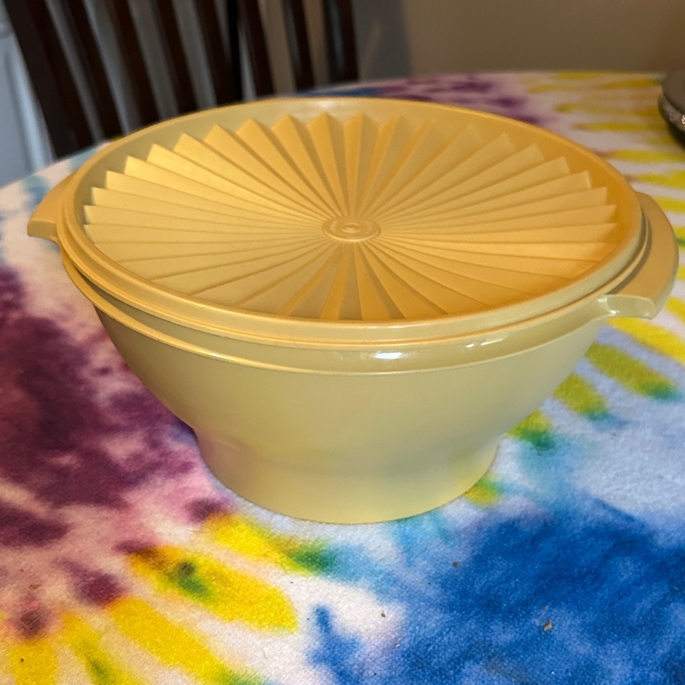 Tupperware Sunburst Yellow Large 10” Bowl with Lid. Vintage